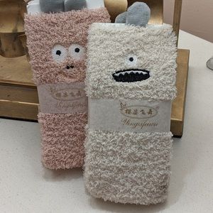 Yingzifeiwu fuzzy socks NWT